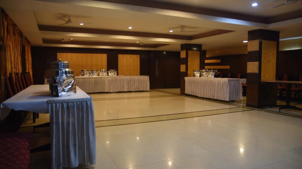 Hotel Maurya Бангалор Экстерьер фото