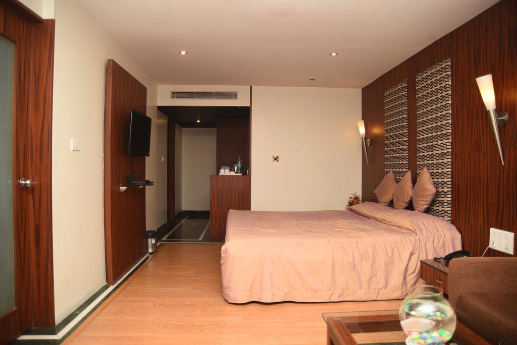 Hotel Maurya Бангалор Экстерьер фото