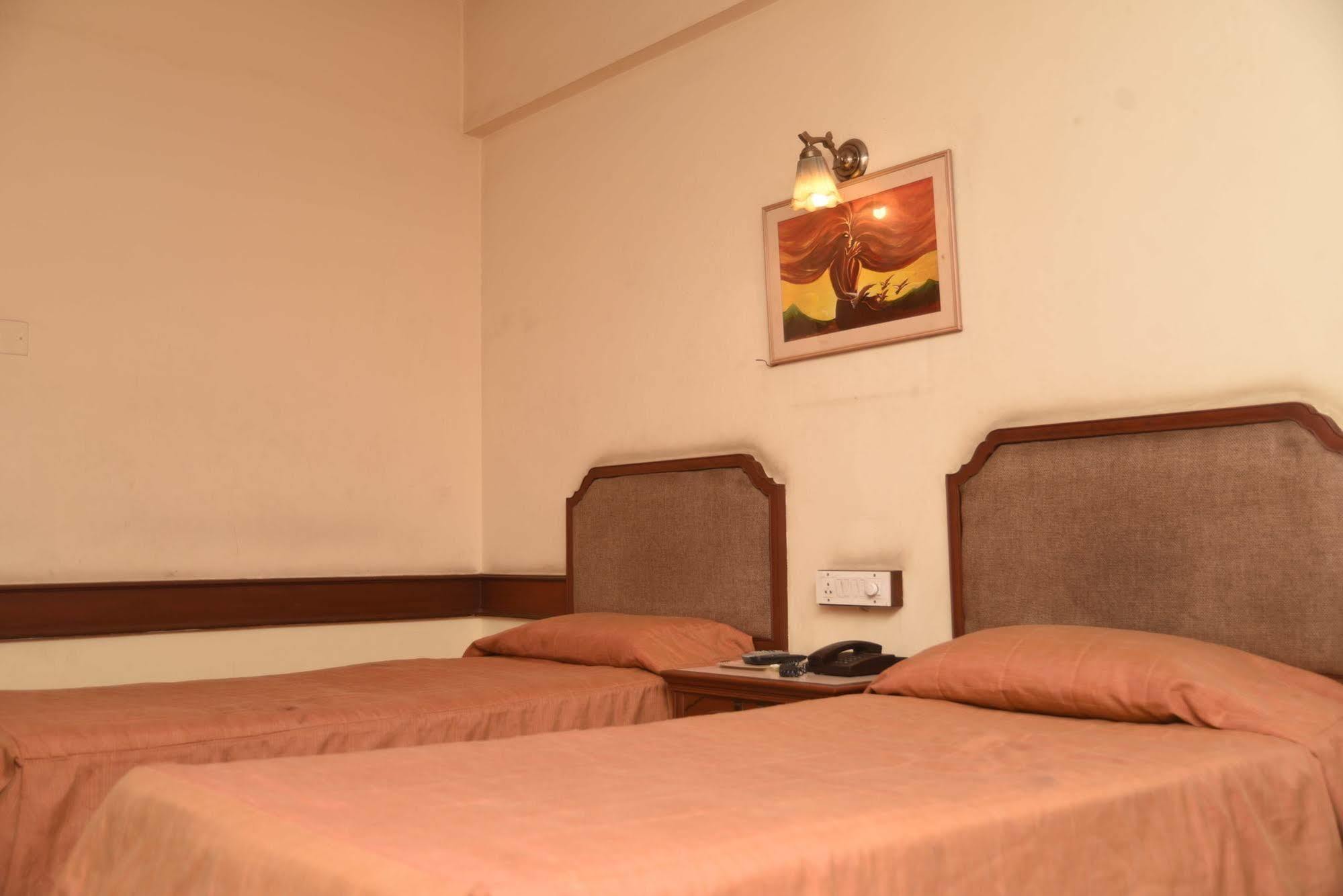Hotel Maurya Бангалор Экстерьер фото