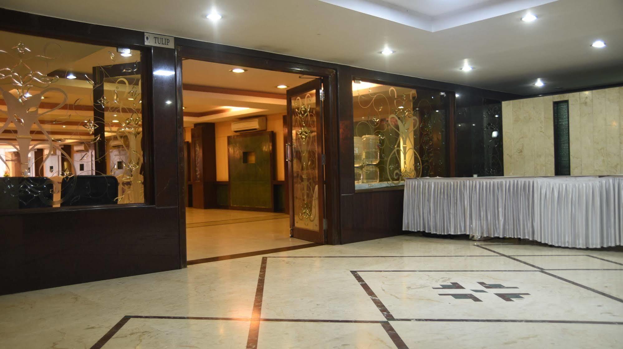 Hotel Maurya Бангалор Экстерьер фото